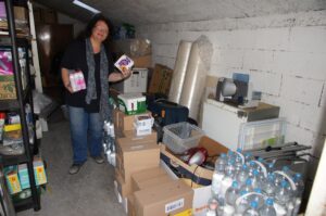 FH Steyr 9.6.2017_1 Spendenlieferung ins Frauenhaus Steyr, Hygieneartikel, Mineralwasser, Verdünnsaft, Zucker, WOK Soßen, Tee, Eistee, Gewürzspekulatius, Suppen uva. DANKE all den Spendern und Gönnern, die diese Spendenlieferung ermöglichten! Vergelt's Gott und herzlichen Dank! Vielen Dank Reinhard Diwald für deinen Transporter, um die Spenden zu transportieren!