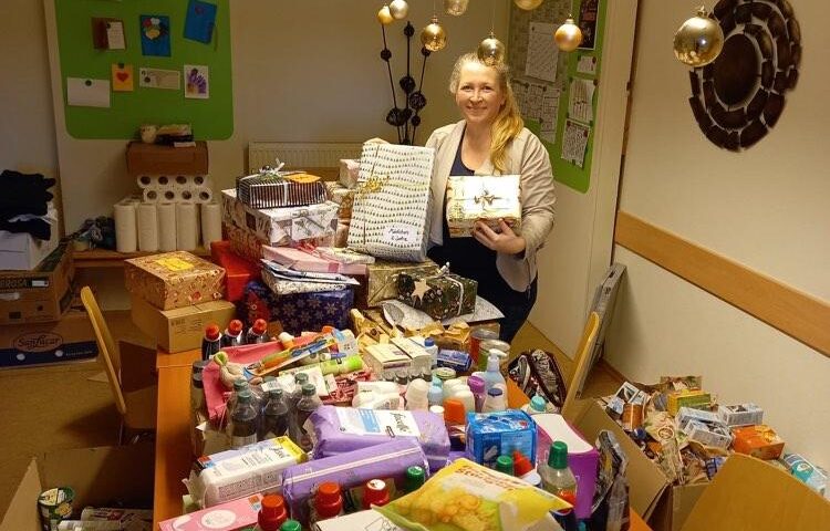 Weihnachtsgeschenke & Spenden Frauenhaus Ried