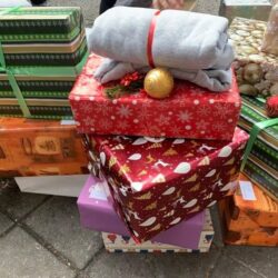 Weihnachtsgeschenke & Spenden Frauenhaus Ried